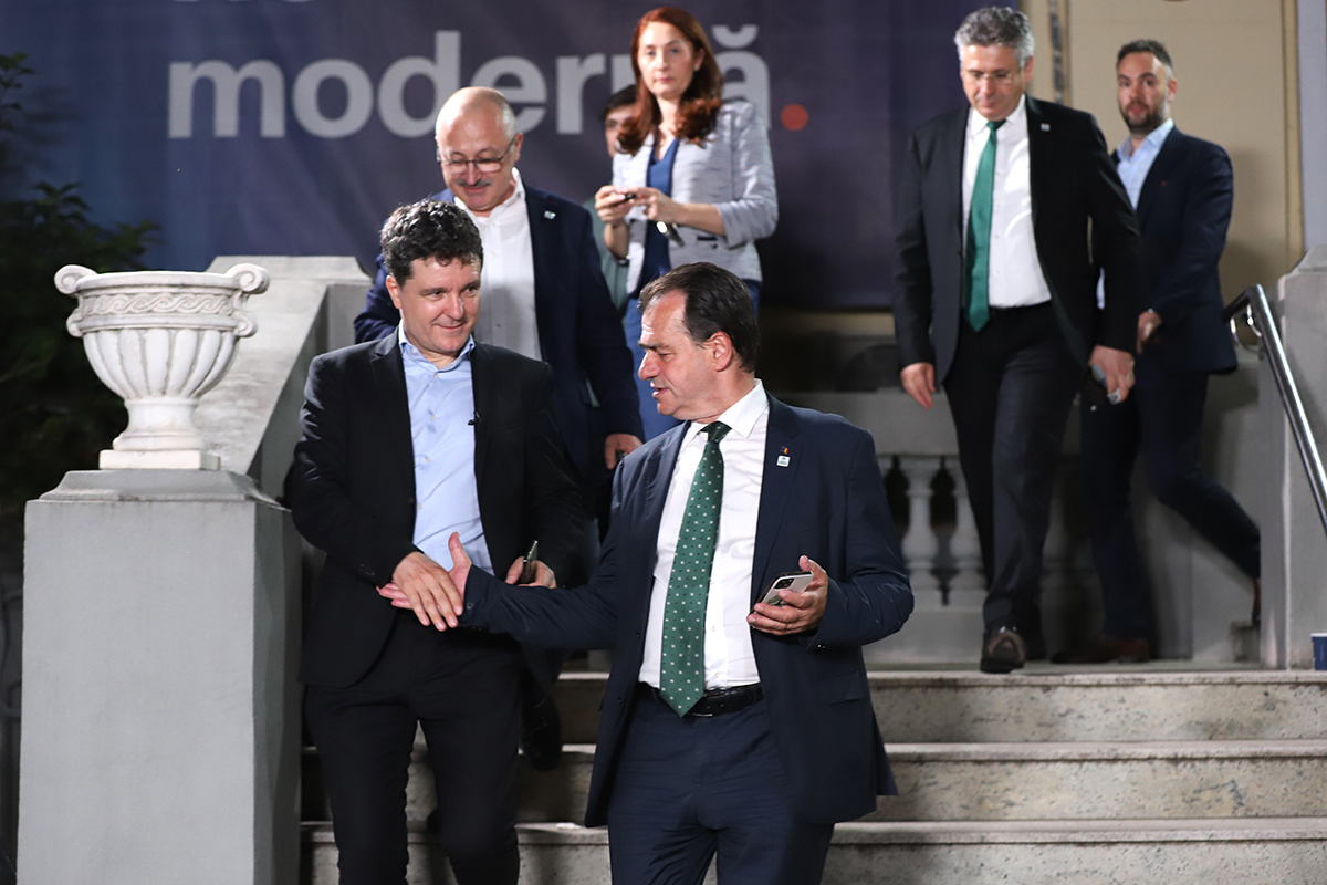 REPORTAJ Noaptea prin București când Nicușor a devenit Nicu. Alături de edilul Capitalei, în mijlocul voluntarilor și al bucureștenilor ieșiți pe răcoare la plimbare