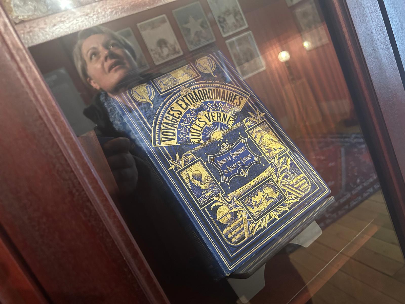 Legătura dintre casa lui Jules Verne din Amiens și București. „Ocolul Pământului” prin orașul unde autobuzele au pe ele poza scriitorului despre care se spune că s-a iubit cu o româncă