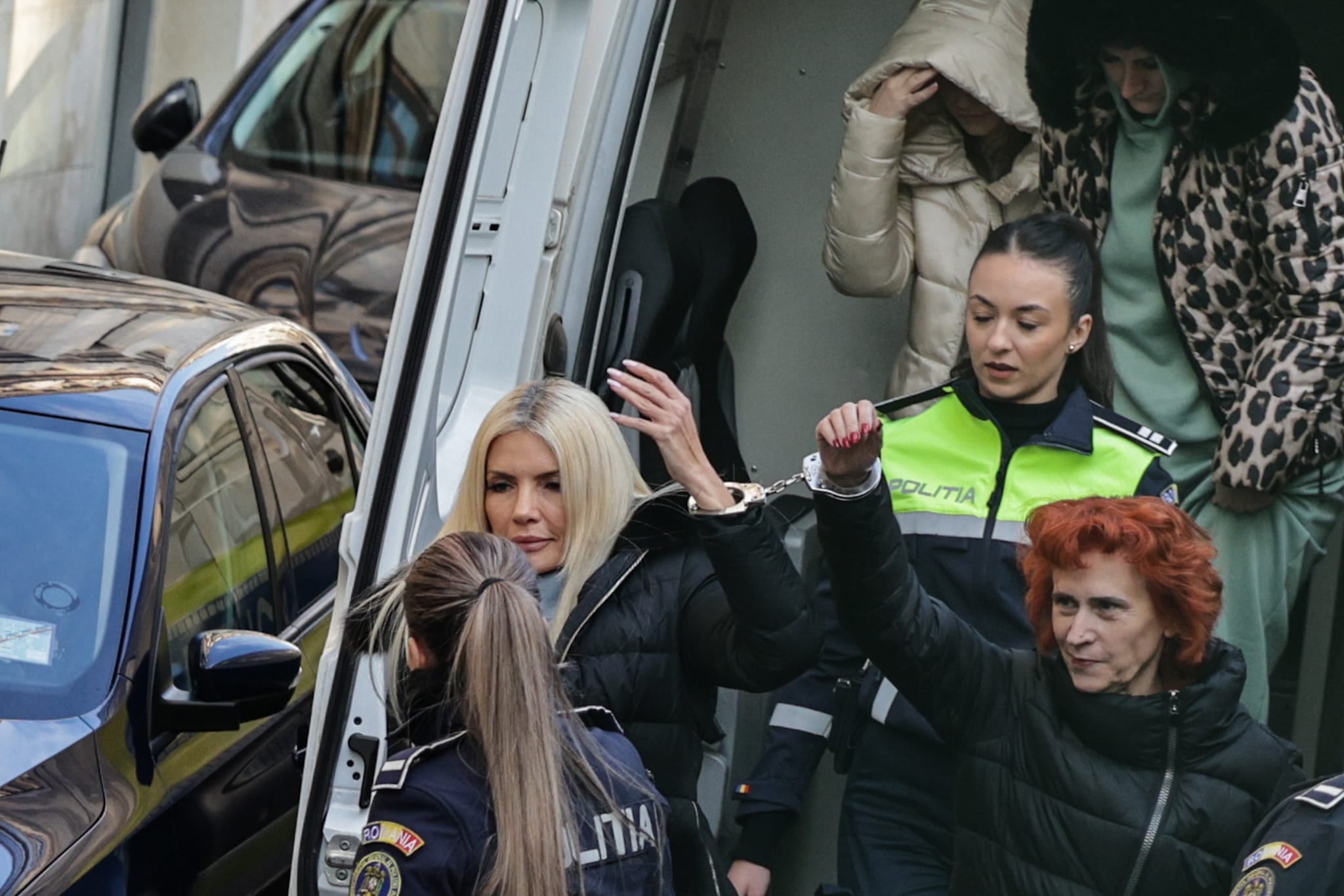 Cât ar costa ținuta cu care Laura Vicol și-a făcut apariția la DIICOT. Doar pantalonii sunt 1.000 de euro