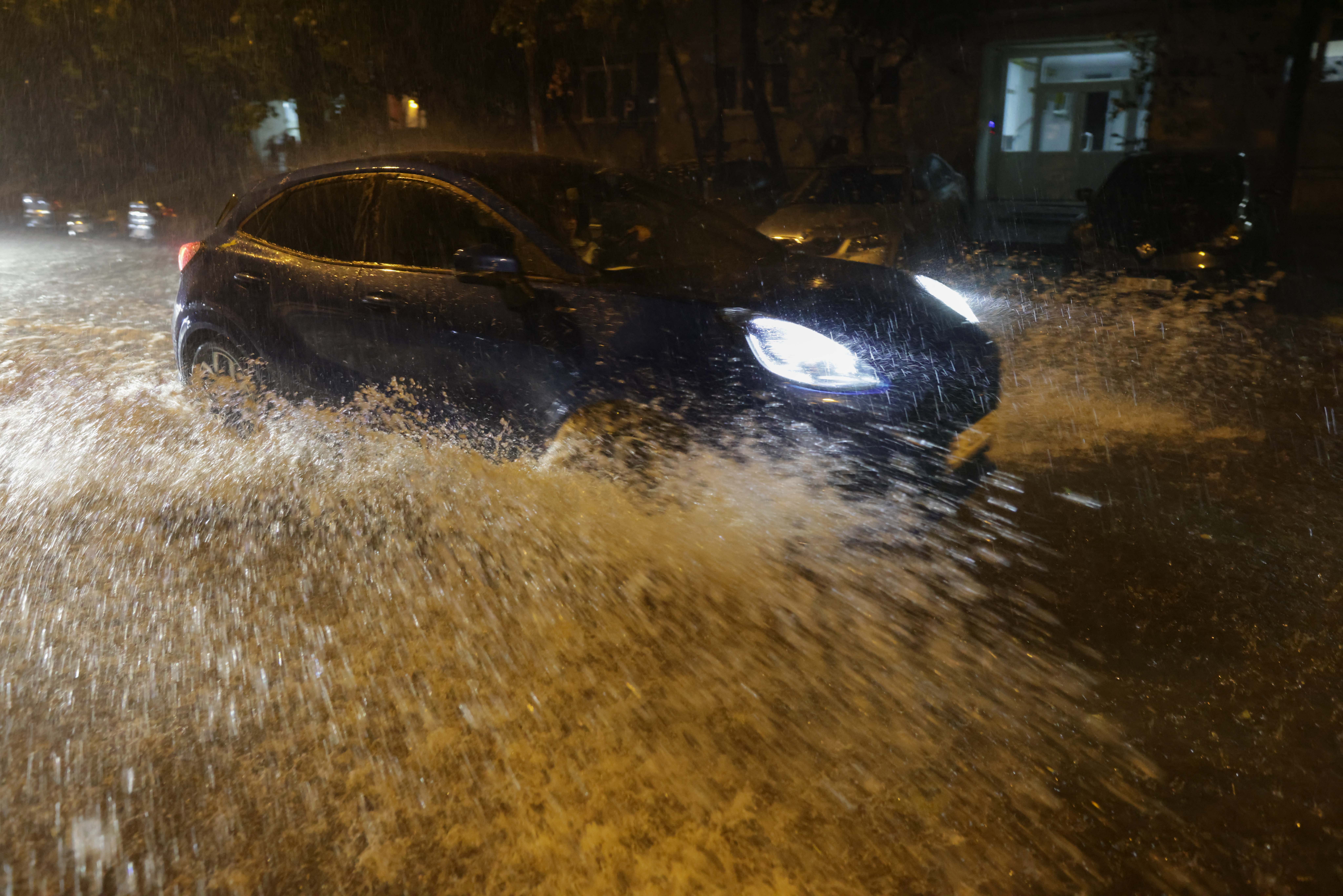 Cod roșu de furtună în București și în Ilfov: vijelie, grindină de mari dimensiuni, ploi torențiale. Curse aeriene deviate spre Bulgaria. A fost emis mesaj prin Ro-Alert
