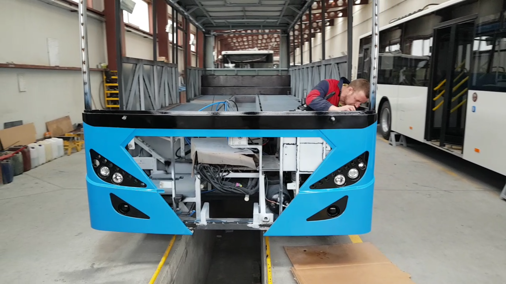 VIDEO | Cum arată autobuzul românesc, construit la Ciorogârla. Ieftin și rezistent, dar nedorit în România