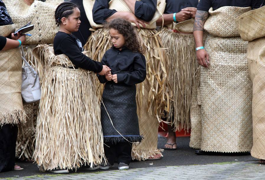 Imagini cutremurătoare de la căpătâiul lui Johan Lomu, decedat la doar 40 de ani! Copiii fostului star au purtat la ceremonie tricouri cu numărul 11 / GALERIE FOTO