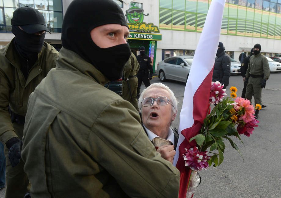 Sute de femei au fost reținute în Belarus, printre care și bunica de 73 de ani, devenită simbol al manifestațiilor din Belarus