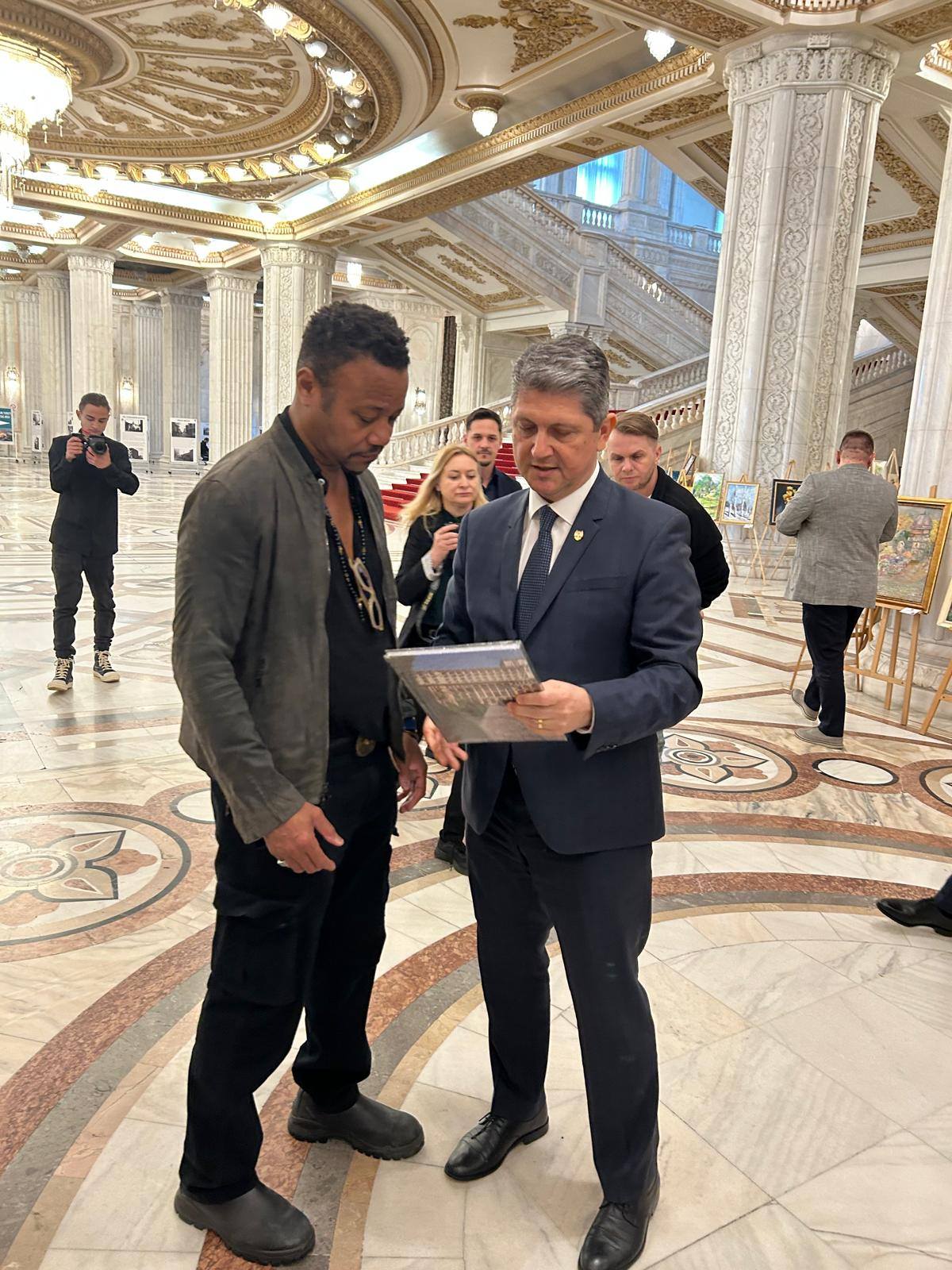 Cuba Gooding jr, vizită în România. Actorul a ajuns pe șantierul clinicii de la Obregia și la Senat