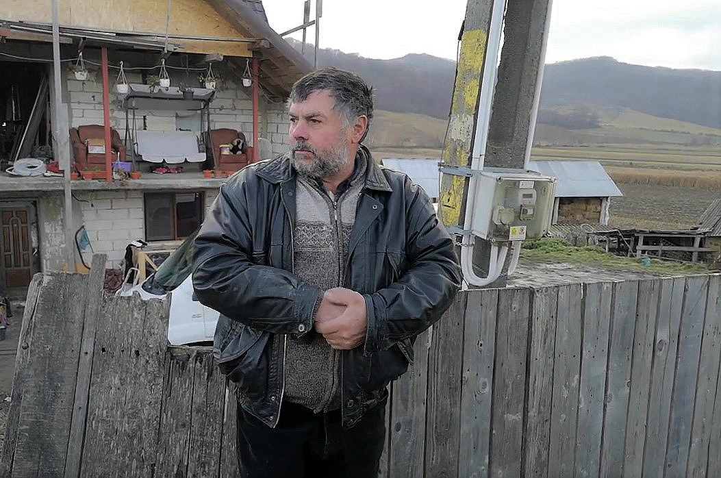 REPORTAJ. Cum s-a trezit un gospodar din judeţul Bacău cu trei ruşi în curtea casei: „Am scris cu dalta pe cruce Eroi Necunoscuţi”