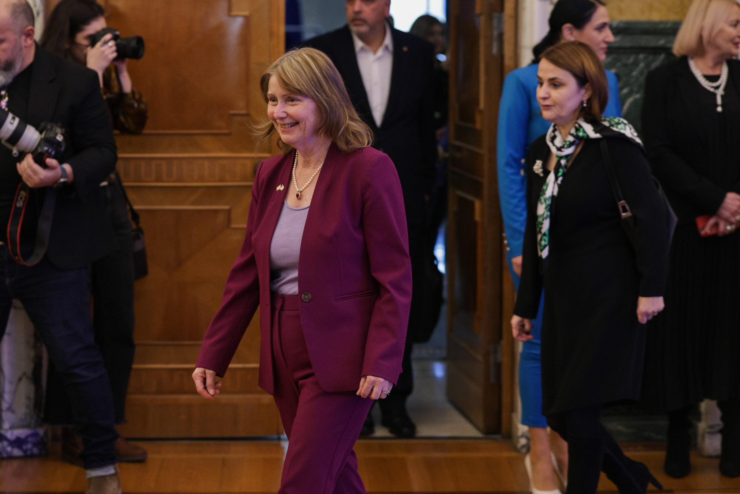 Românii pot călători în SUA fără vize din 31 martie. Decizia, oficializată de Marcel Ciolacu, ambasadoarea SUA și Hagi: „Un moment istoric”