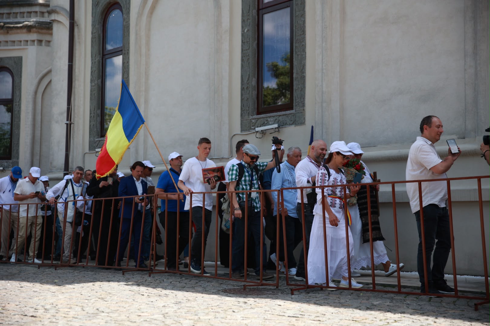 „Marșul Normalității”, condus de Diana Șoșoacă, a adunat câteva sute de oameni: scandări împotriva minorităților și a lui Ilie Bolojan