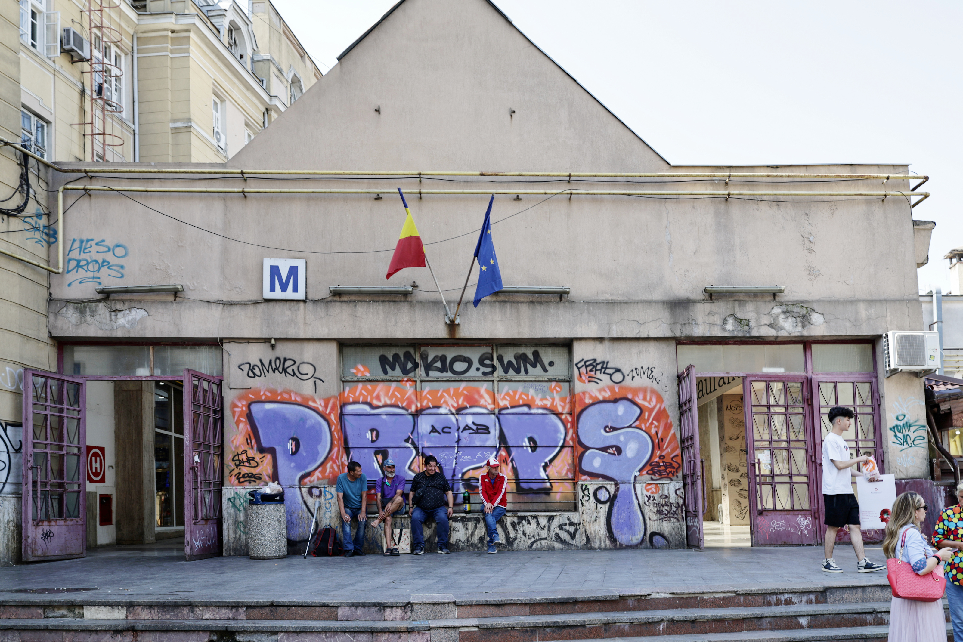 Icoane, merdenele și chiloți. Între istorie și mizerie: ce s-a ales de una dintre cele mai importante clădiri din București