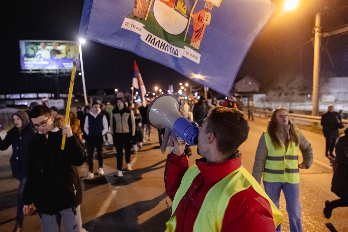 Blocadă pe un mare pod peste Dunăre din Belgrad. De aproape 4 luni, sârbii strigă „Corupția ucide!” | Video/Fotogalerie