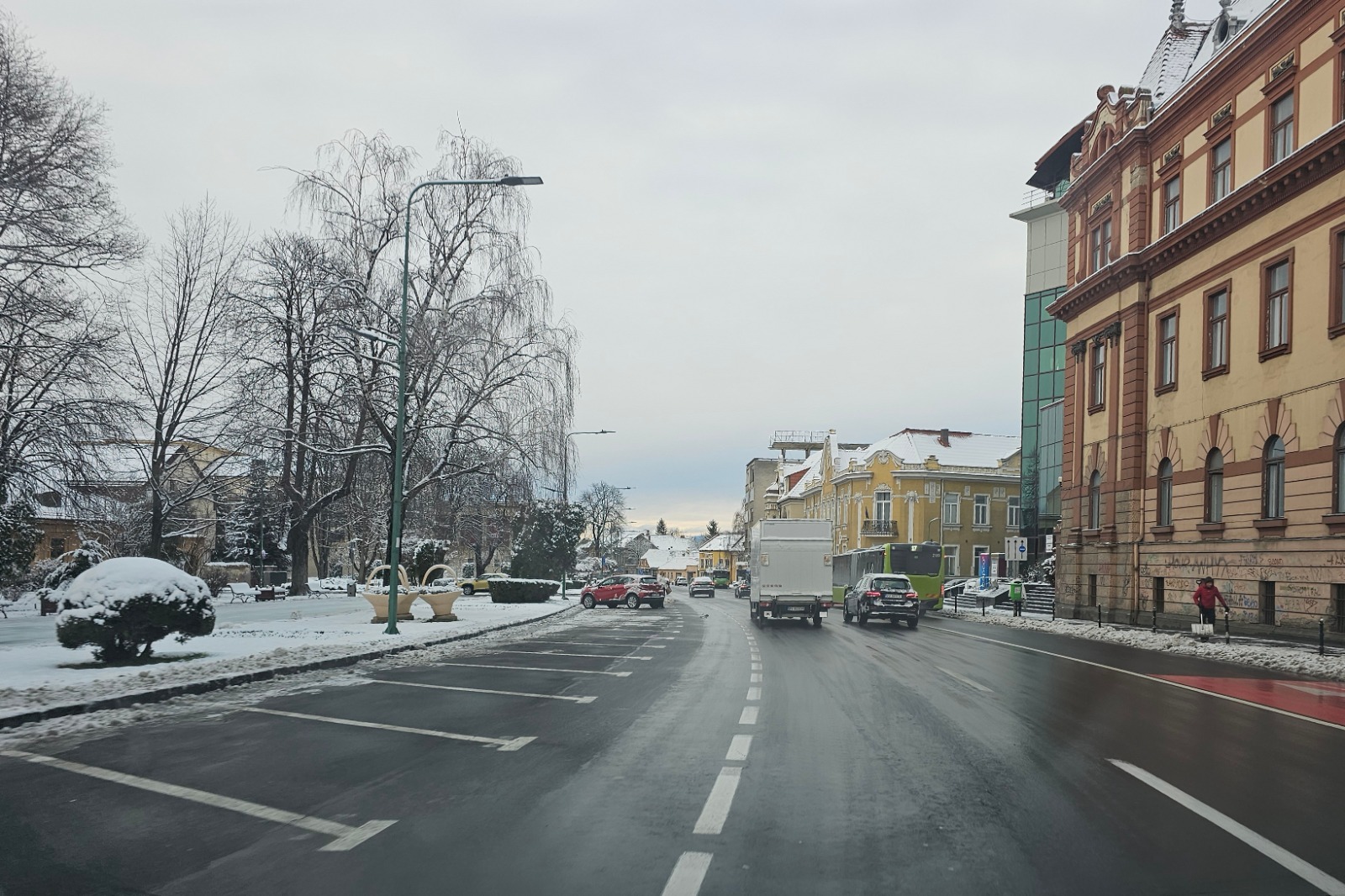 Iarna s-a întors la Brașov. Cum arată străzile după intervenția a zeci de utilaje de deszăpezire