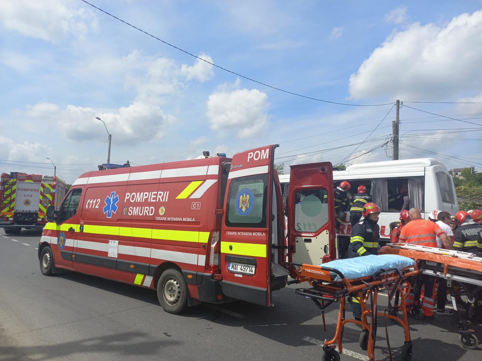 Un camion s-a izbit de un autocar cu 28 de pasageri, la Lețcani, Iași. Șapte oameni sunt în stare gravă la spital. Plan roșu de intervenție