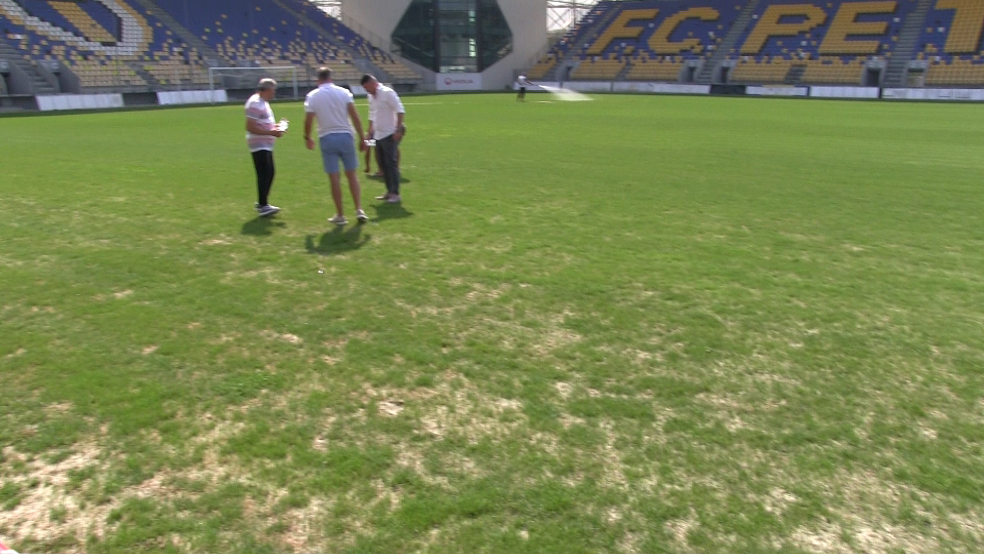Cum arată gazonul stadionului Ilie Oană din Ploiești înaintea meciului România - Muntenegru. S-au montat rulouri de iarbă pe 700 mp | FOTO și VIDEO