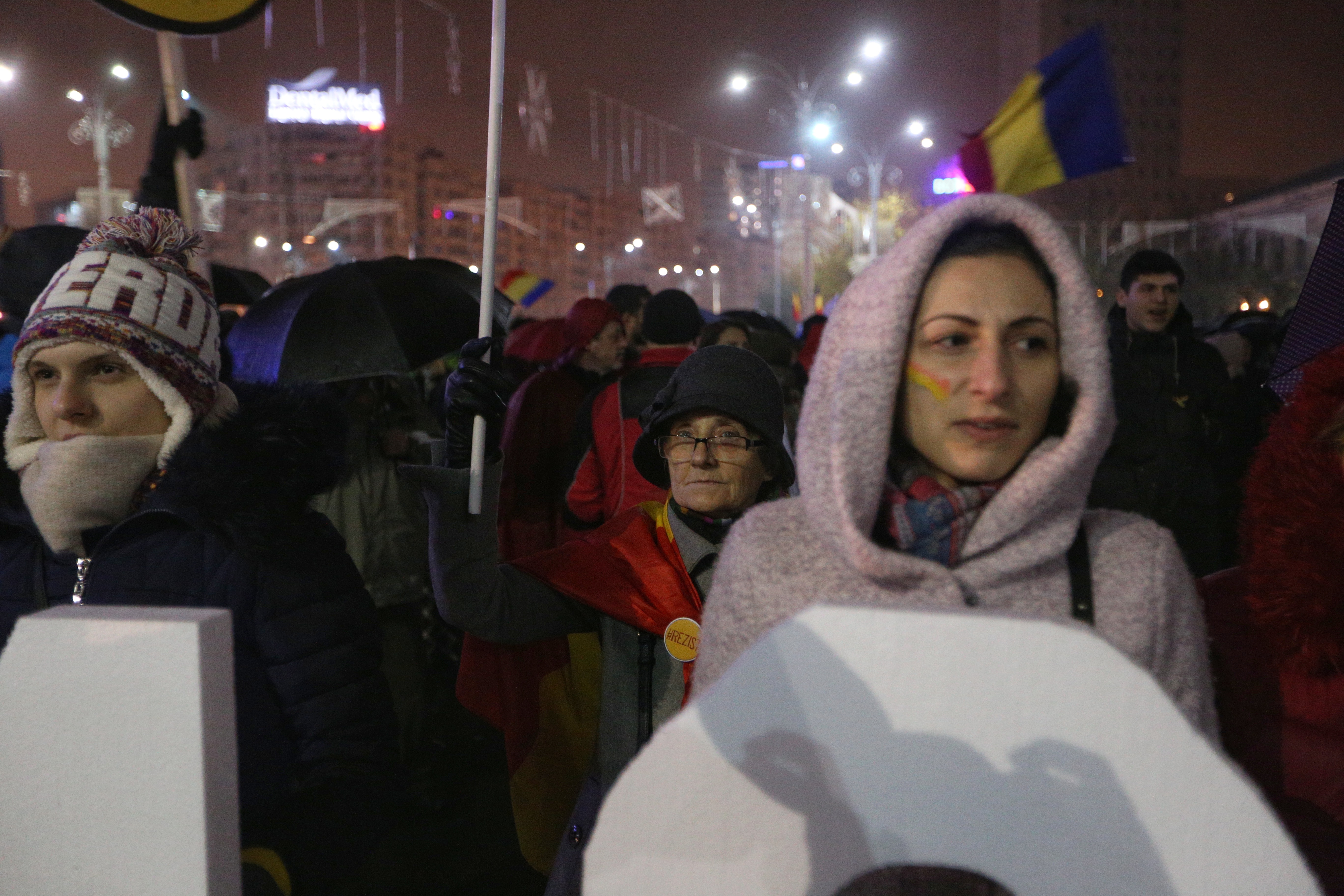 UPDATE. Protest în Piața Victoriei, de 1 Decembrie. Peste 2.000 de oameni s-au adunat la Guvern - VIDEO