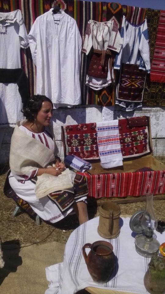 Fetele nemăritate şi-au etalat zestrea la Târgul de la Coteana | GALERIE FOTO