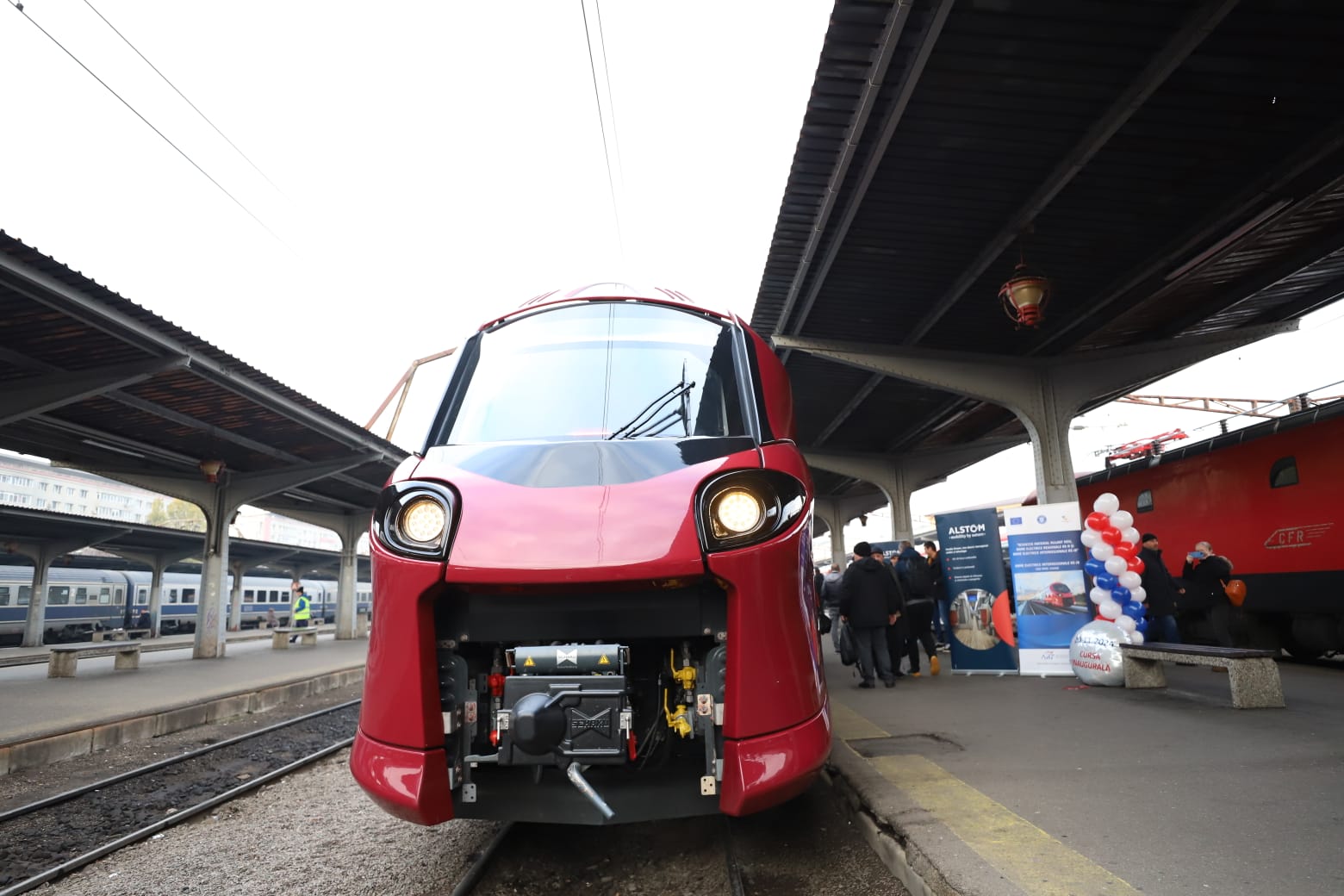 Imagini cu primul tren cumpărat de CFR în ultimii 20 de ani, la plecarea din Gara de Nord spre Brașov | VIDEO