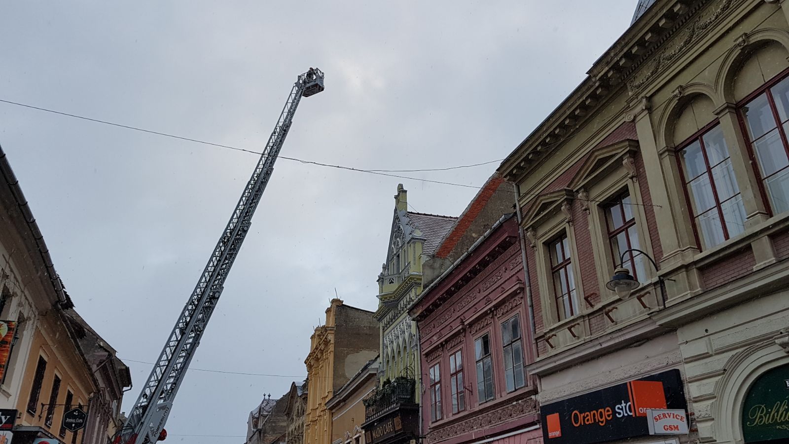 Un bărbat a murit carbonizat în urma unui incendiu în Brașov. A adormit cu lumânarea aprinsă/ FOTO
