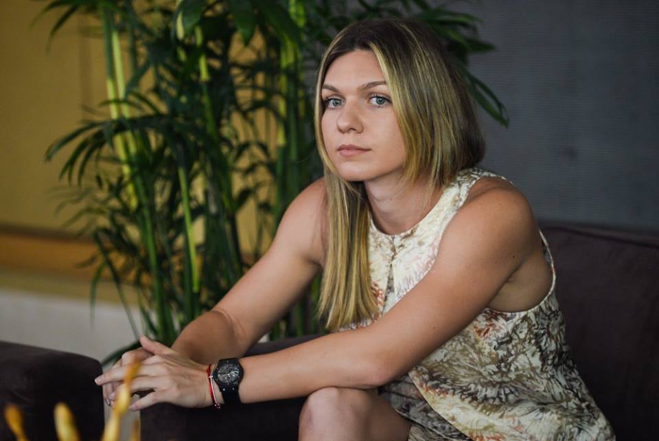 Aventura Simonei Halep la turneul de la Shenzhen în imagini. Afară a zâmbit, pe teren s-a chinuit / GALERIE FOTO & VIDEO