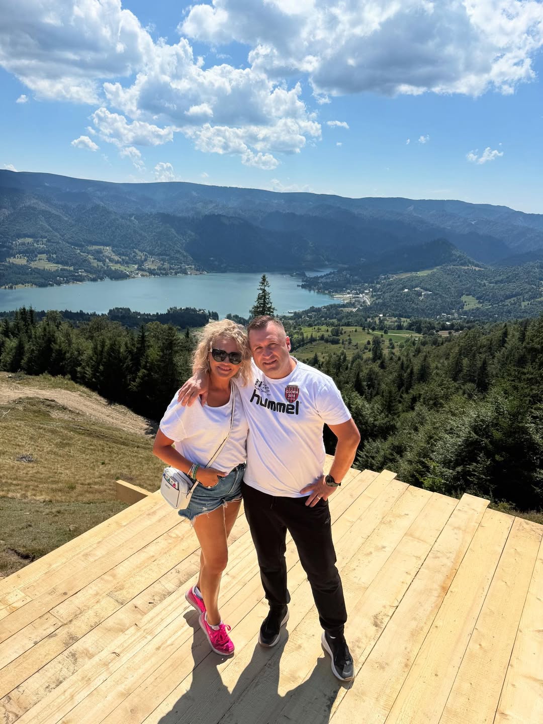 „Colțul de Rai” din România care a cucerit-o pe Mirela Vaida în vacanță: „Plimbări cu barca, excursii la stână. E cel mai pur aer”