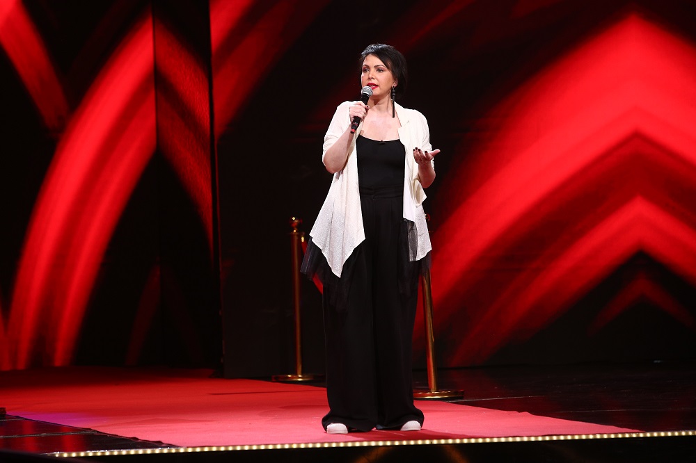 Amna vine la „Stand-Up Revolution”: „Îmi doream să n-ajung să mă duelez chiar cu ea”. Ce se întâmplă în ediția din această seară