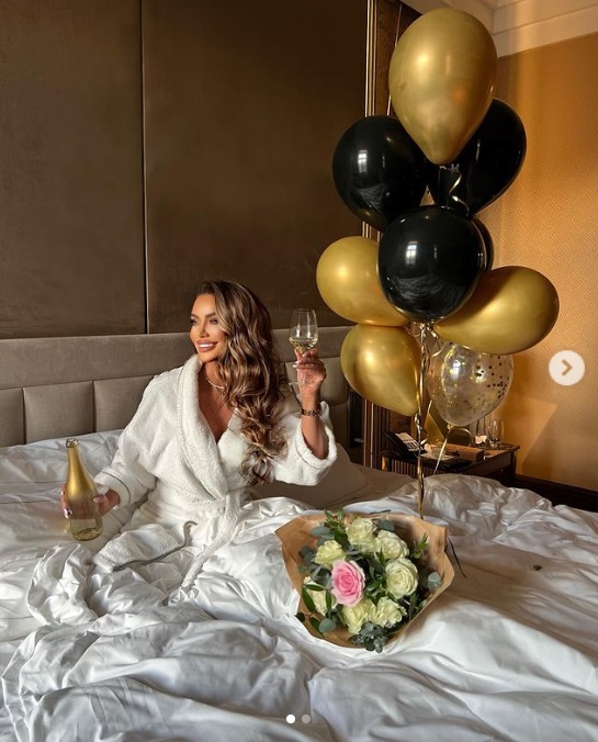 Bianca Drăgușanu și-a sărbătorit ziua de naștere cu șampanie cu foiță de aur și tort, alături de Gabi Bădălău: „Am fost pupată și iubită”