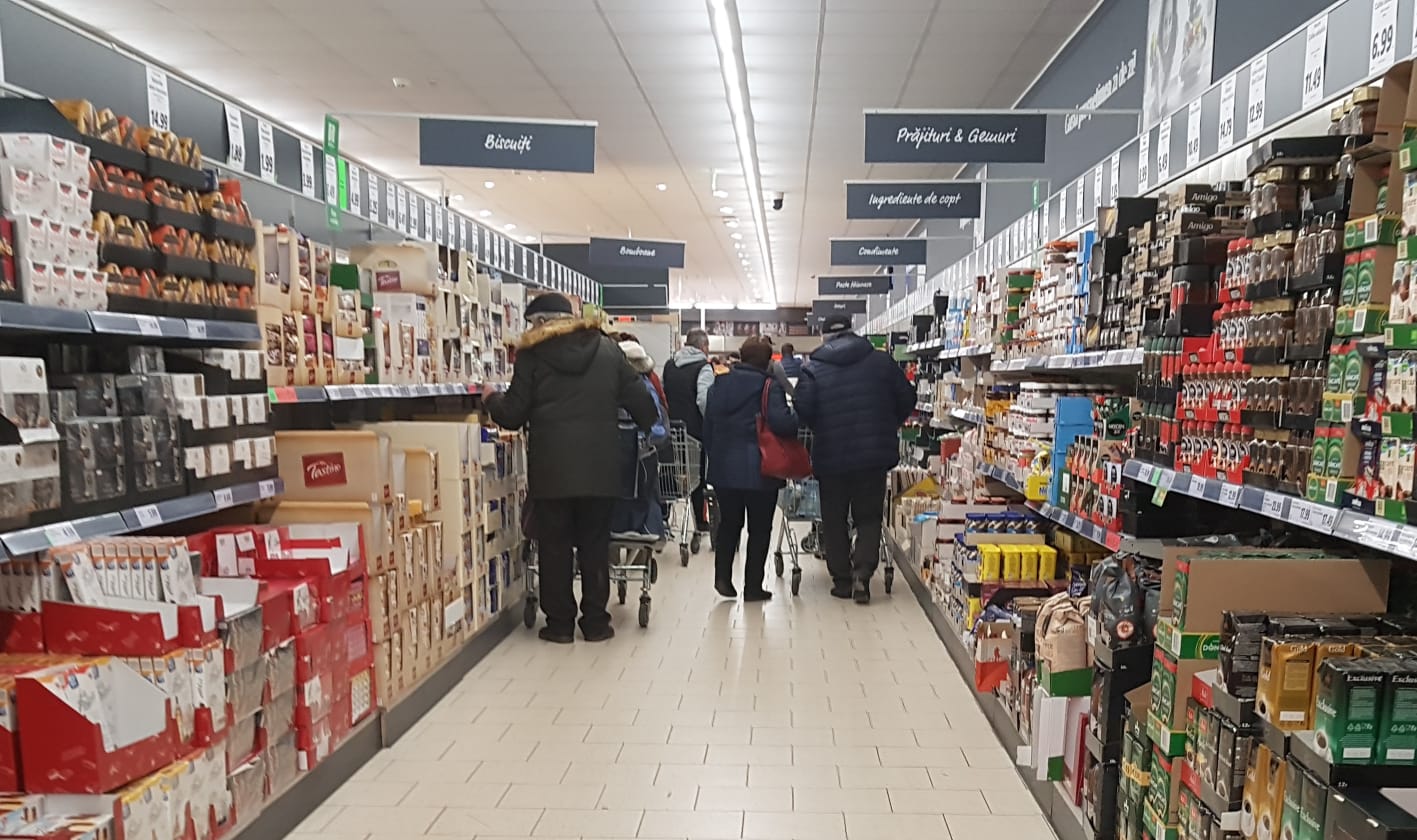 FOTO | Cozi la supermarketuri, de teama coronavirusului: „Ca de Crăciun, Paște sau 1 Mai a fost”