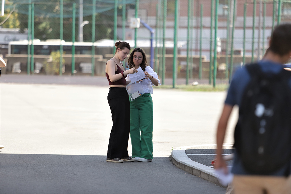 A fost pusă să dea Bacul desculță din cauza înscrisurilor de pe adidași. Elevii de la Colegiul „Șincai” cărora li s-au anulat lucrările povestesc prin ce au trecut