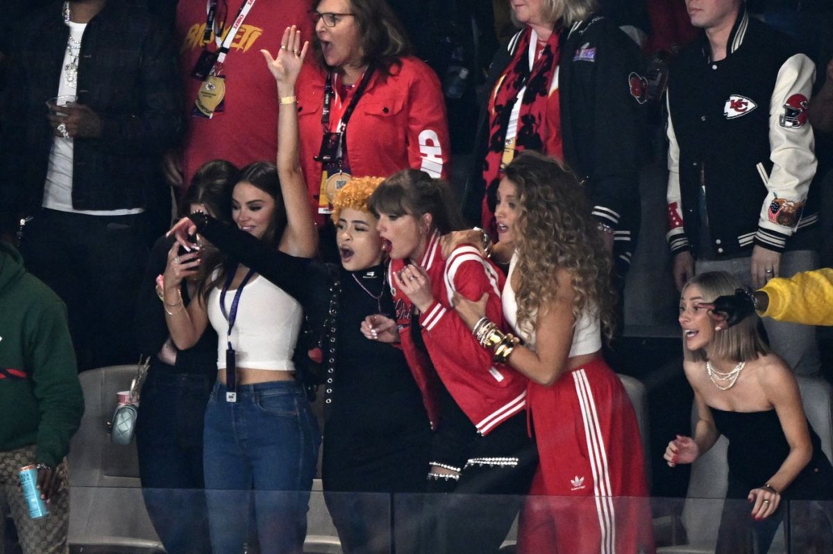 Taylor Swift și-a sărutat iubitul, pe jucătorul Travis Kelce, pe teren, după ce Kansas City Chiefs a câștigat Super Bowl 2024