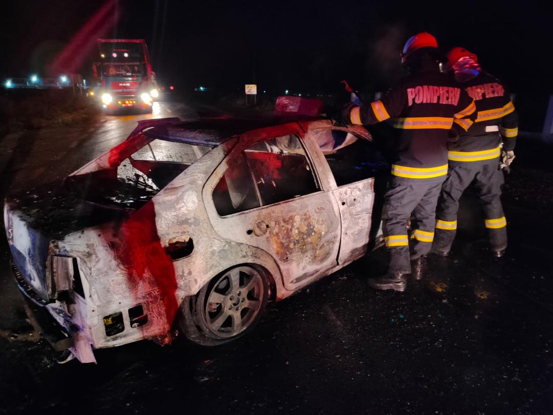 Tânără de 21 de ani salvată în ultima clipă dintr-o mașină care a ars în totalitate, după un accident în Galați