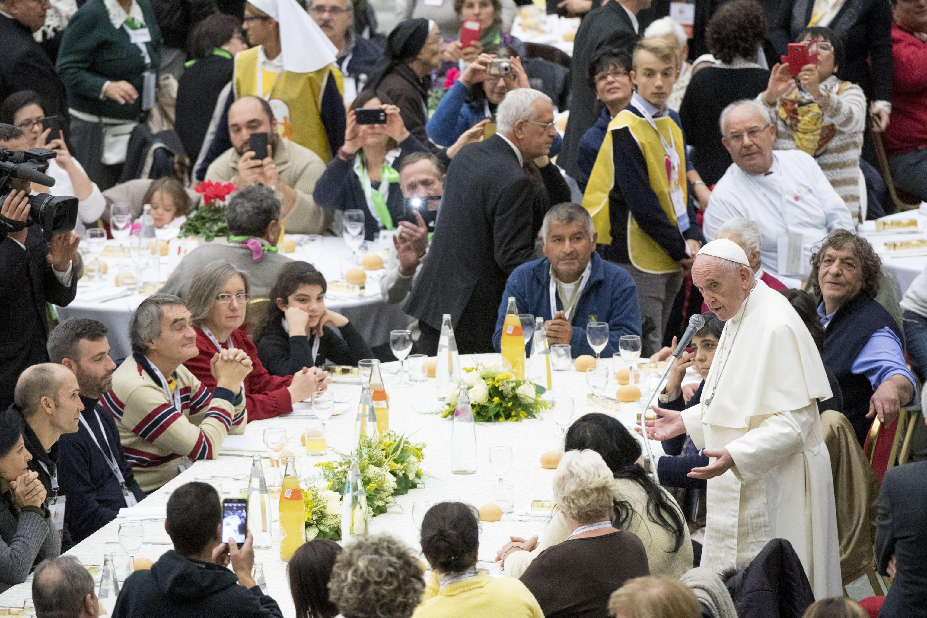 Papa Francisc a invitat persoane fără adăpost la Vatican: "Ajutorarea celor săraci este pașaportul către paradis"