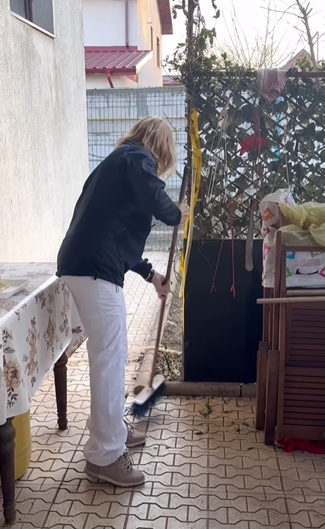Imagini cu Nadia Comăneci acasă la mama ei, unde a dat cu mătura și a gătit: „Lucruri normale, pe care le fac și în America”. Cum au reacționat fanii