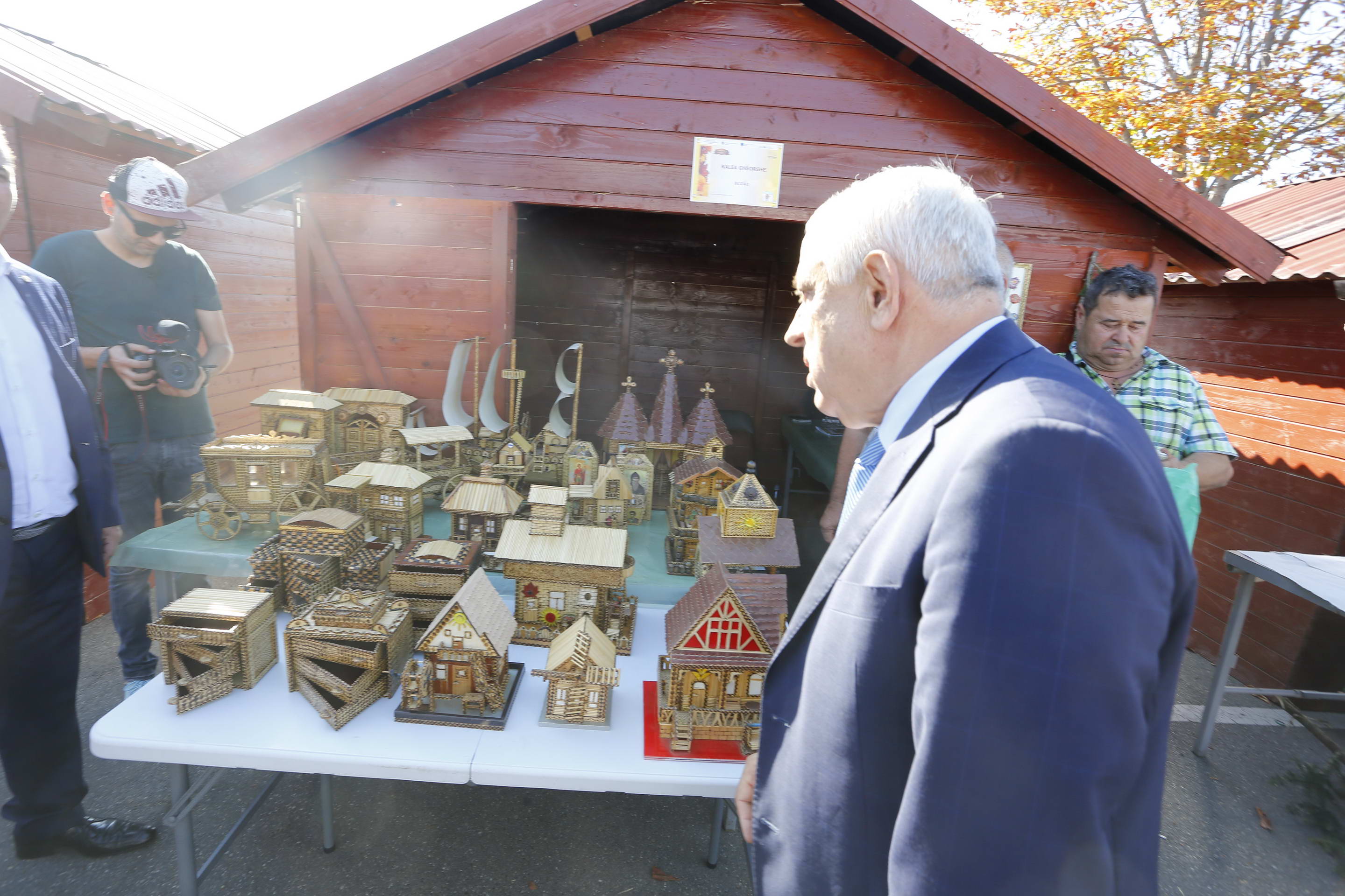 FOTOREPORTAJ/ Daea și-a cumpărat la un târg de la Buzău o căsuță artizanală, săpun de lavandă, turtă dulce, dar și ceapă și usturoi. A refuzat, în schimb, o sticlă de coniac de nuci