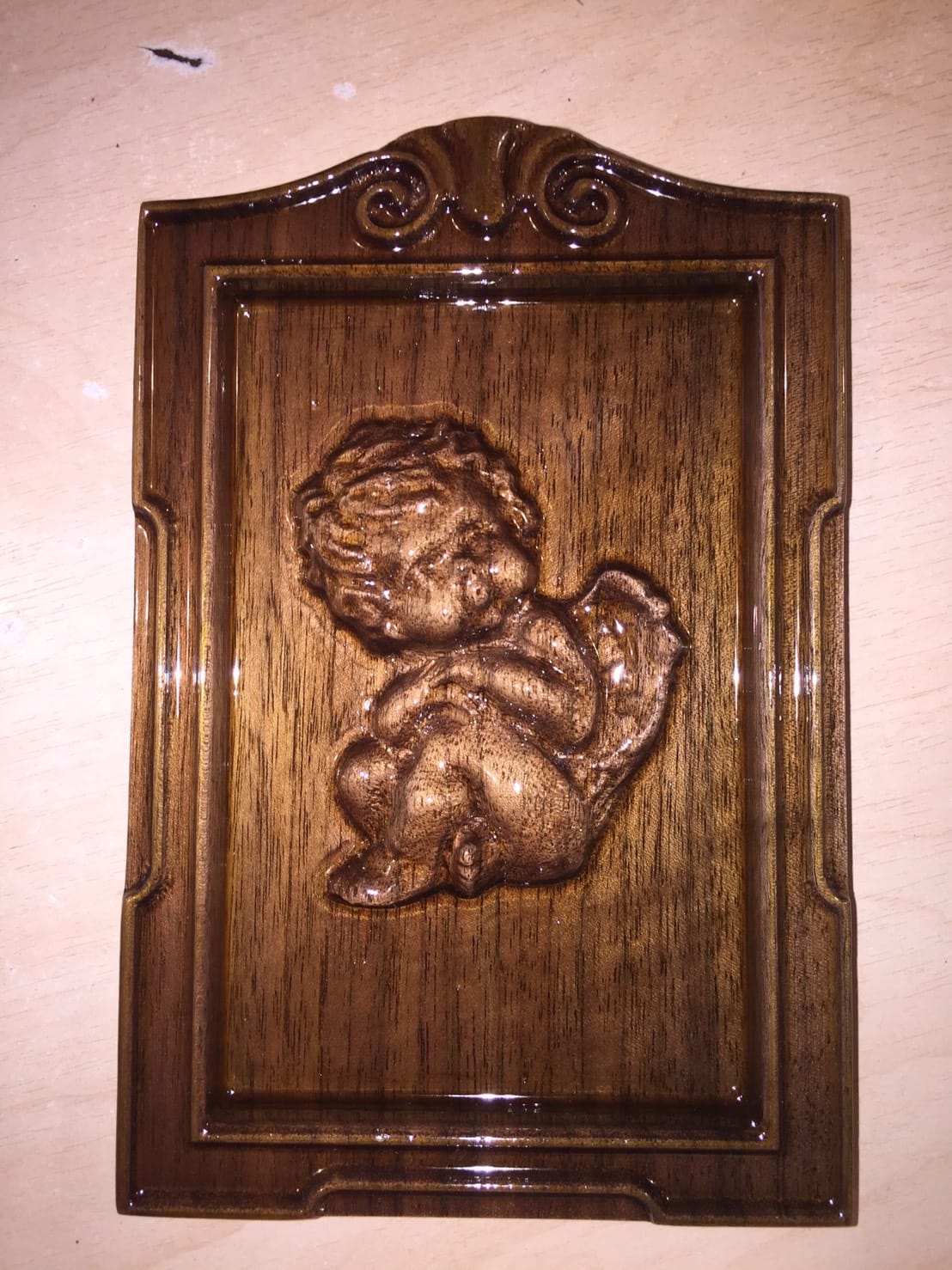E șef de poliție și sculptează icoane. Nu cere bani pentru lucrările lui, le dăruiește colegilor de serviciu