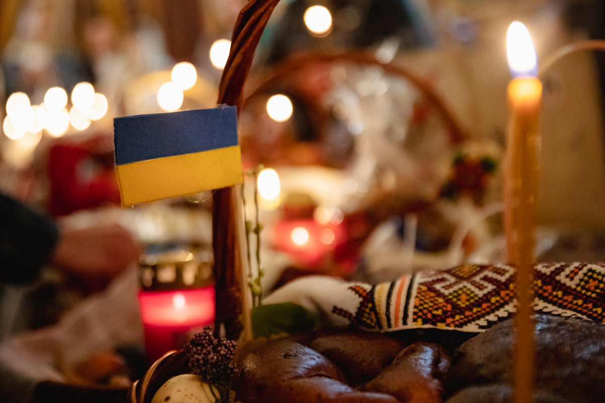 REPORTAJ. „Hrestos voskres!” Sute de refugiați s-au strâns la biserica ucraineană din Drumul Taberei: „Vom învinge, pentru că de partea noastră sunt dreptatea și pacea”