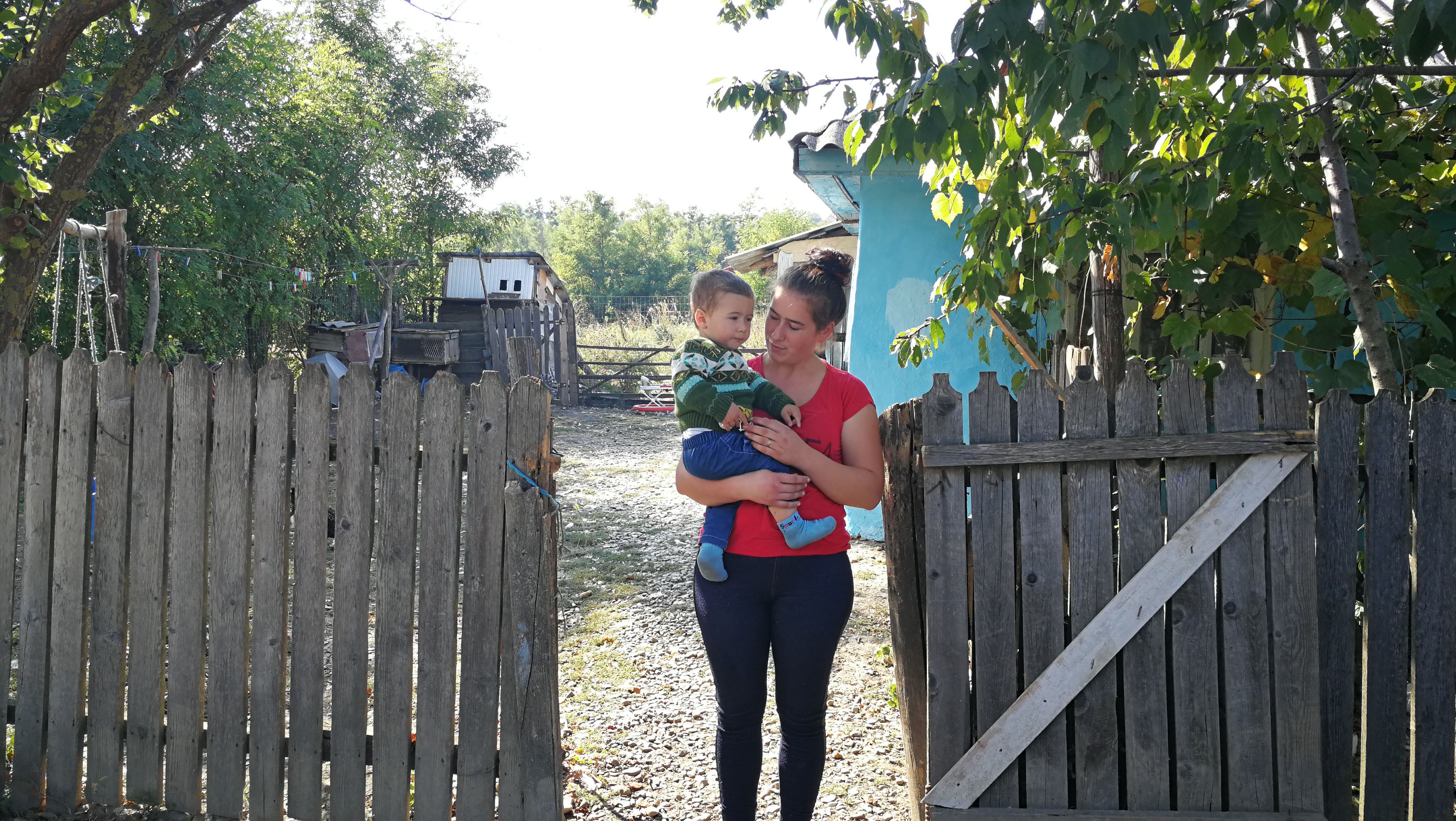 ROMÂNI AI NIMĂNUI. Copila-mamă și statul, tată vitreg. Ana-Maria își crește copilul cu 200 de lei, asistența socială a uitat de ei - VIDEO