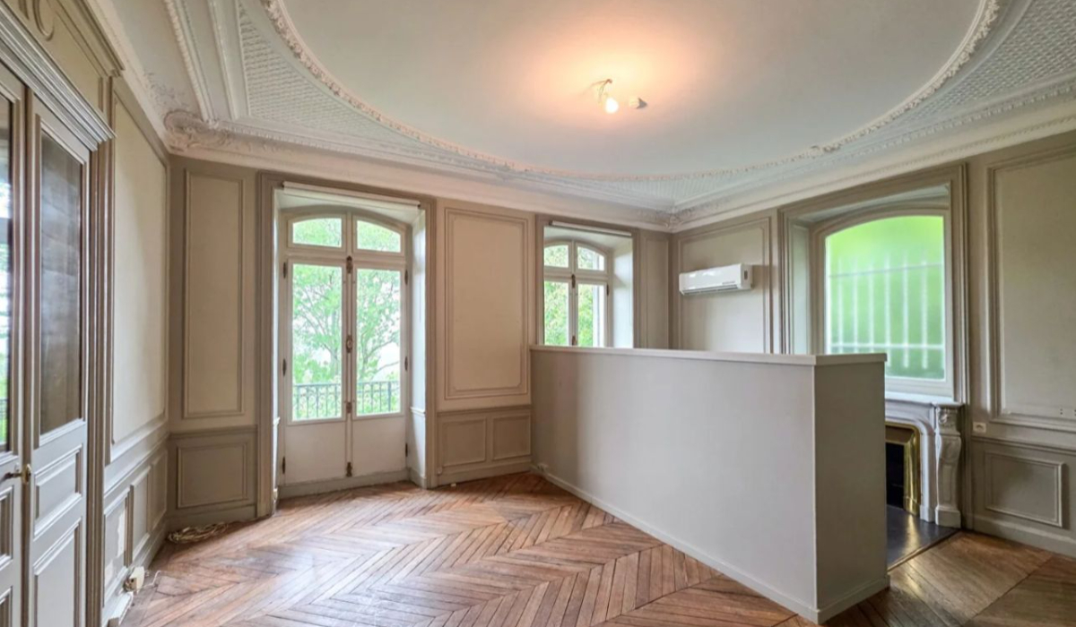 Conacul din Franța cu 5 dormitoare și o grădină suspendată care se vinde la prețul unui apartament cu 4 camere de la Dristor