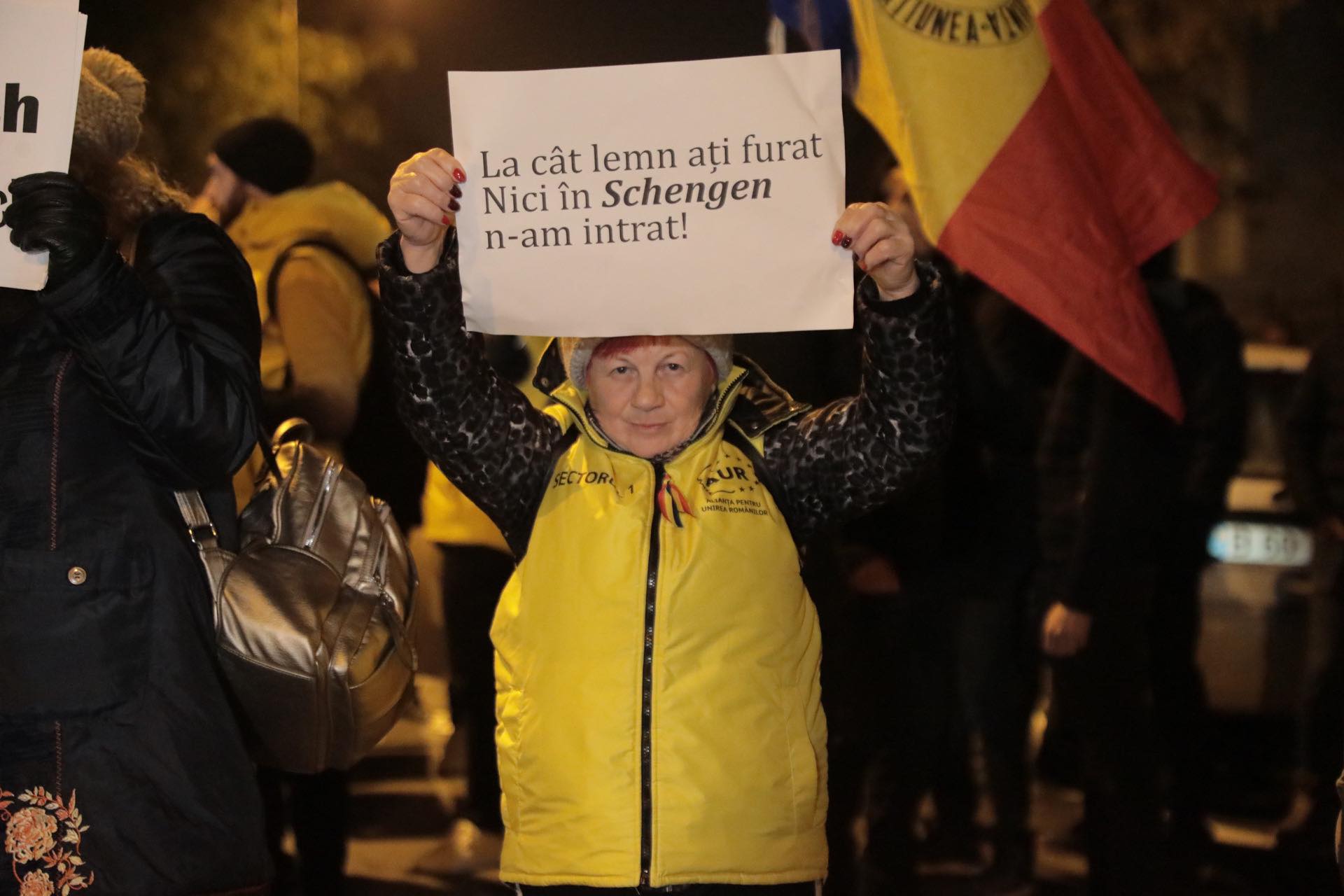 Protest AUR la ambasada Austriei din București. George Simion și simpatizanții săi, scandări împotriva politicienilor din coaliție