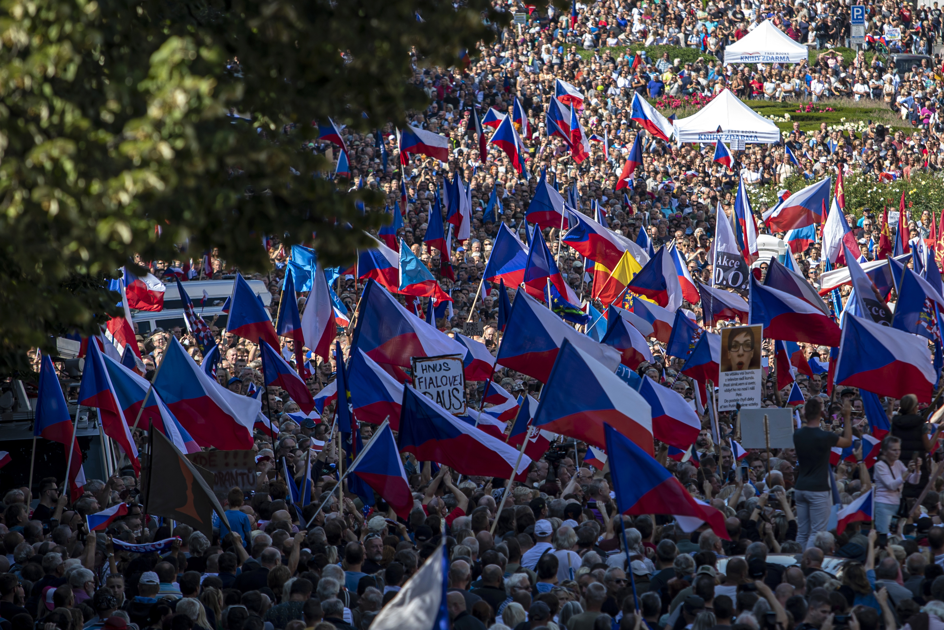 Protest masiv în Praga față de Guvern, UE și NATO. Premierul susține că manifestația a fost „convocată de forțe pro-ruse”