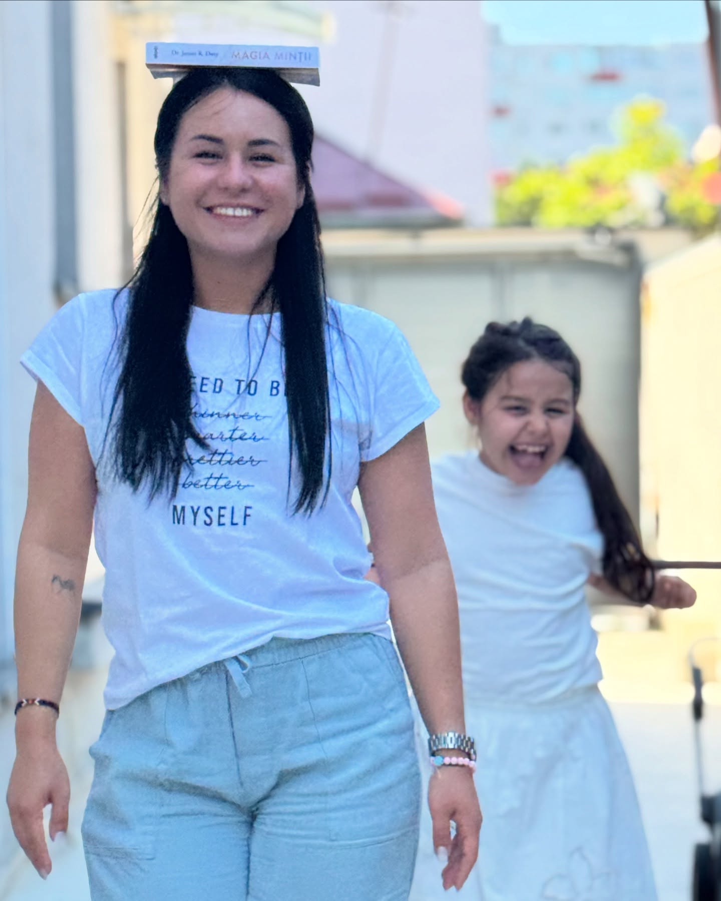 Cum a apărut Andreea Raicu de Paște alături de Măriuca, fetița pe care a „adoptat-o” cu sufletul. Au mers la preotul care le-a făcut cunoștință