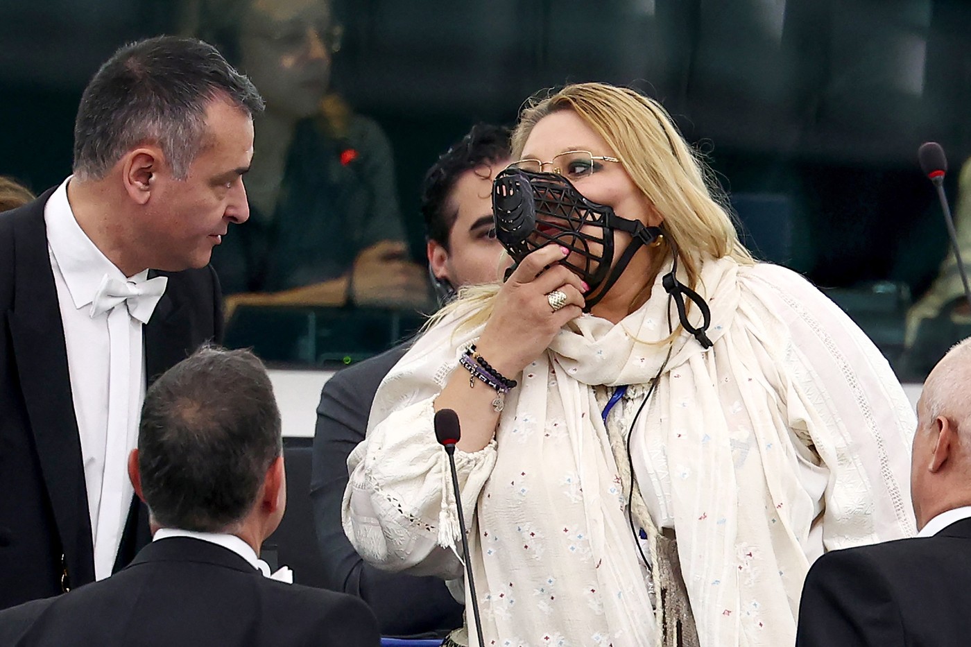 Scandalul provocat de Diana Șoșoacă în PE, care a dus la evacuarea ei din plen, relatat de presa internațională. Ce scriu AFP și Politico