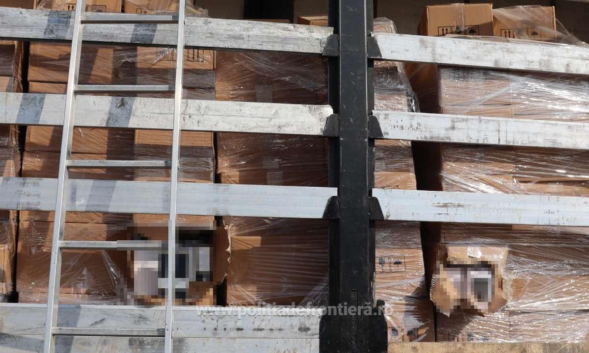 Camion cu țigări și parfumuri contrafăcute, în valoare de peste două milioane de euro, găsit în Vama Giurgiu