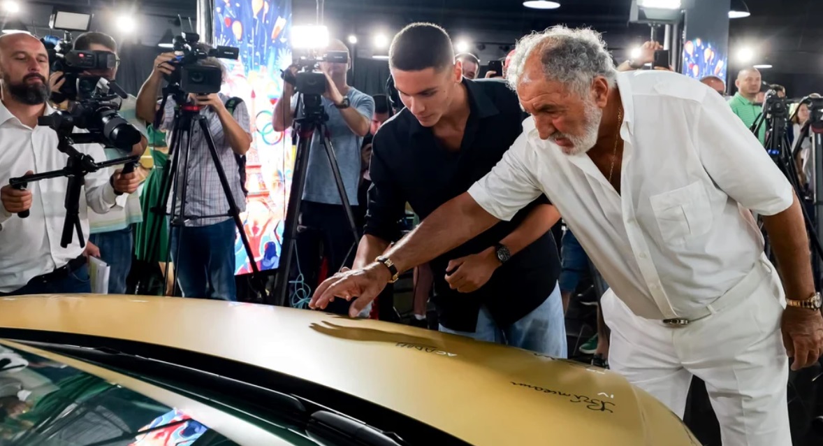 Teo Trandafir a glumit la adresa lui David Popovici, care a zis că nu conduce mașinile de la Ion Țiriac: „Dacă eram maică-ta, te băteam de te sminteam”