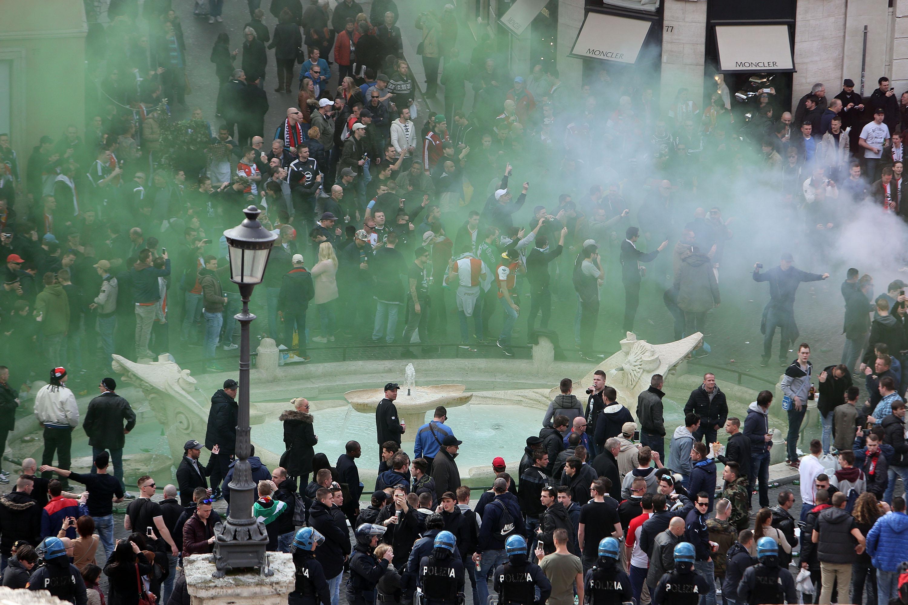 Barbarii din galeria lui Feyenoord au făcut prăpăd la Roma! / GALERIE FOTO