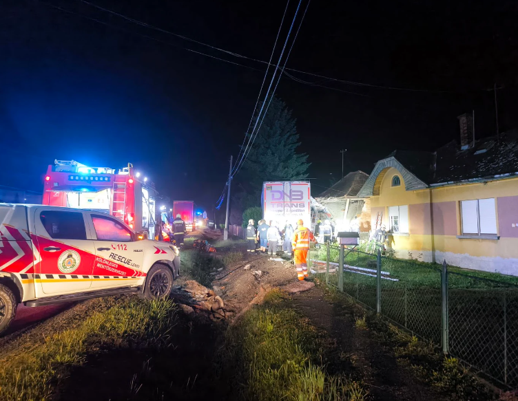 Victoria a scăpat după ce un camion de 30 de tone a intrat în dormitorul ei și l-a dărâmat: „Parcă a picat o bombă peste casă. Un miracol că a supraviețuit fără nimic rupt”