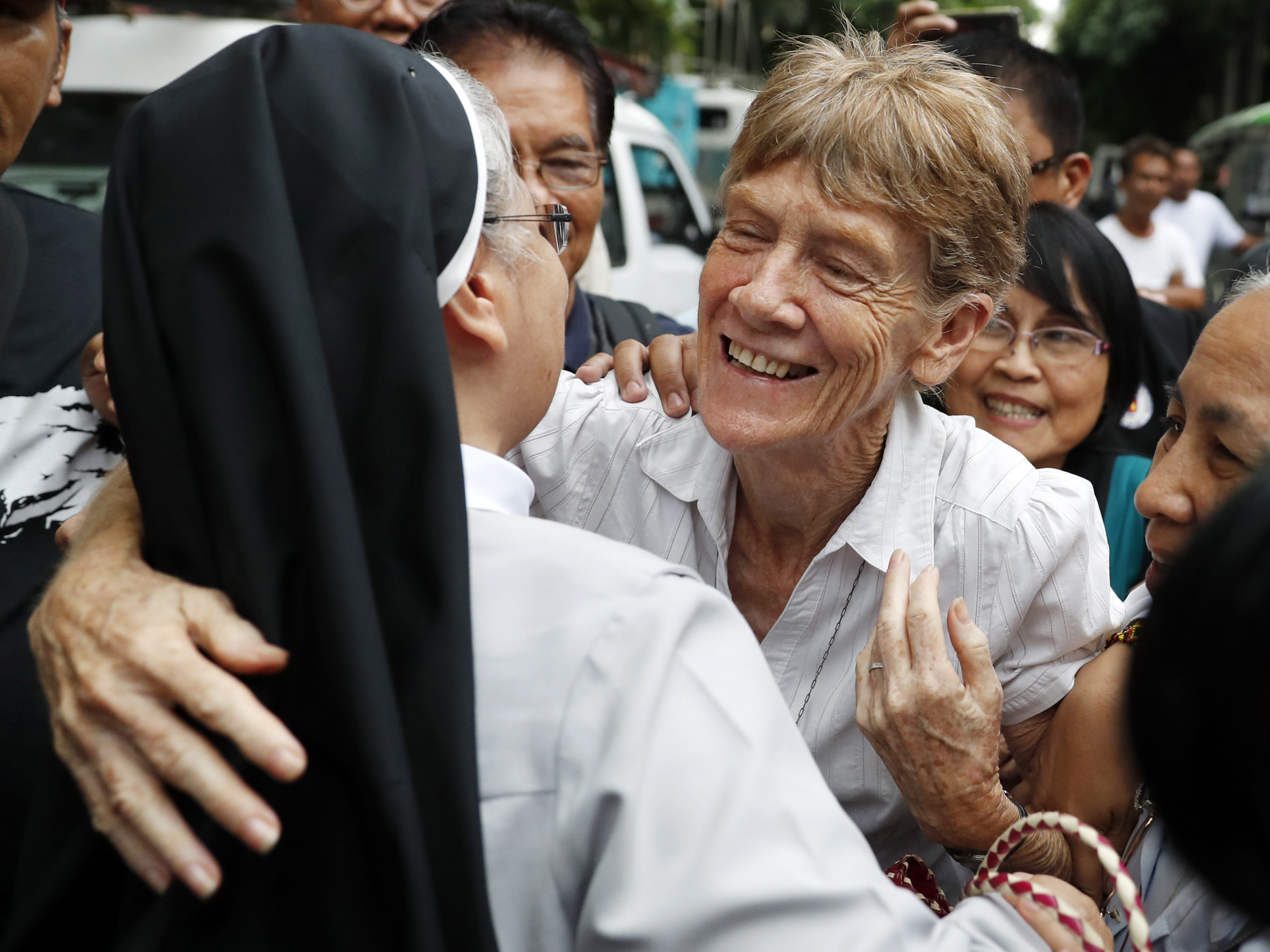 FOTO | Ce a pățit o călugăriță după ce l-a înfuriat pe președintele filipinez Rodrigo Duterte