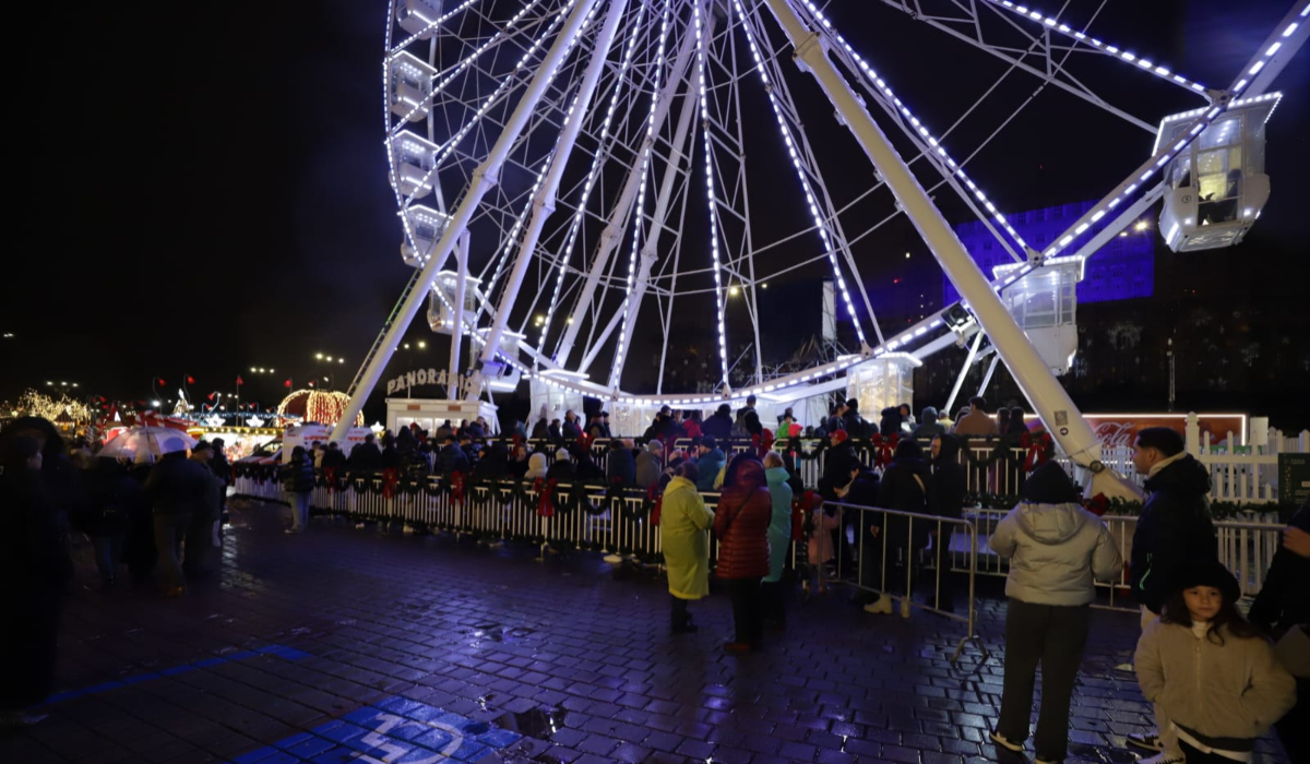 Cât costă o porție de fasole cu ciolan la Târgul de Crăciun din Piața Constituției (București). Are același preț ca sărmăluțele cu mămăliguță