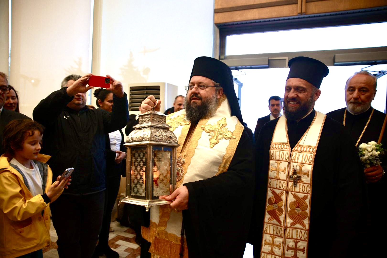Sfânta Lumină de la Ierusalim a ajuns în România: „Este semnul că iubirea lui Dumnezeu nu moare niciodată”