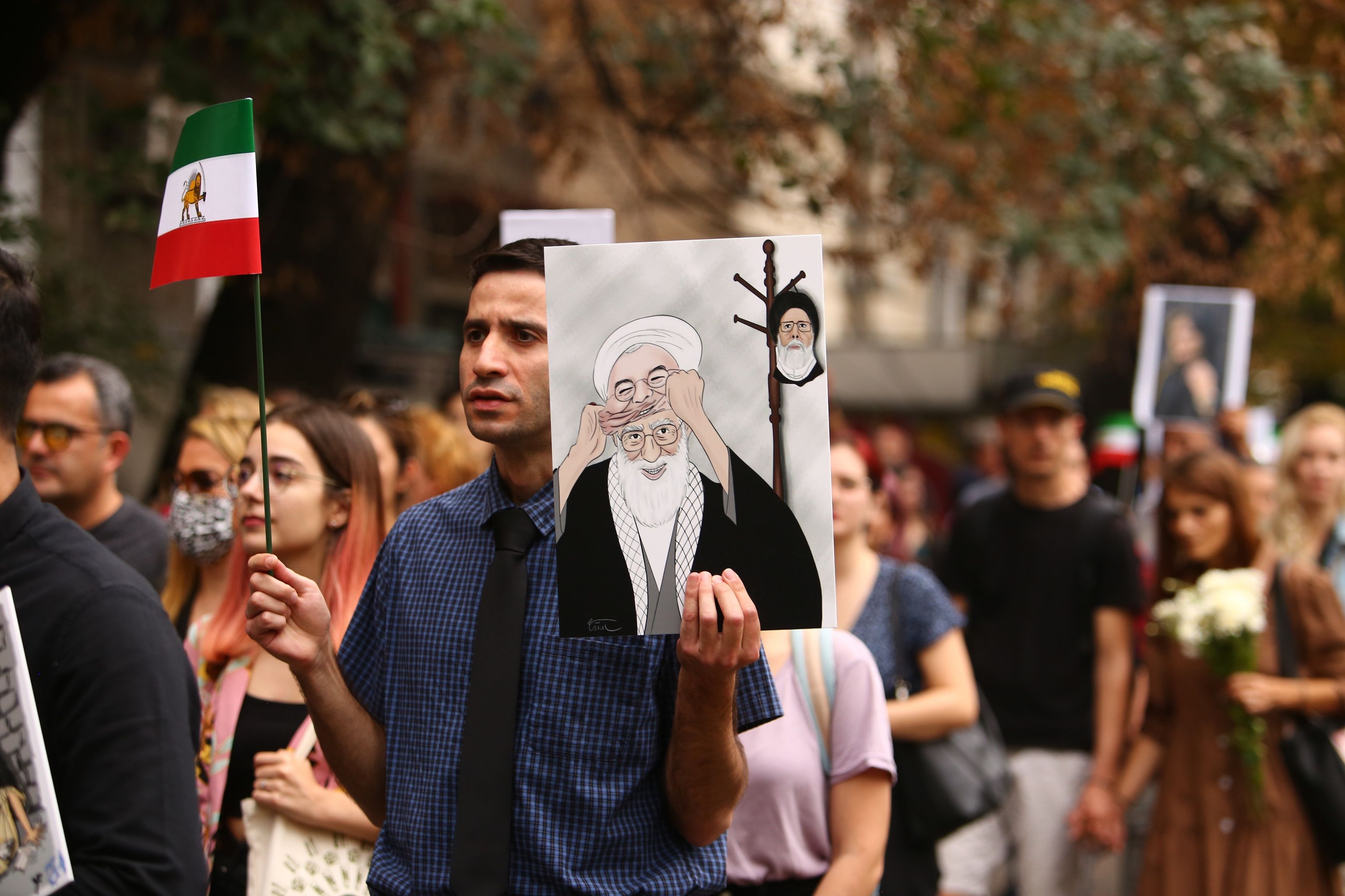 Protest de solidaritate cu femeile din Iran, în Bucureşti: „Mahsa Amini, moartea ta nu trebuie uitată!"