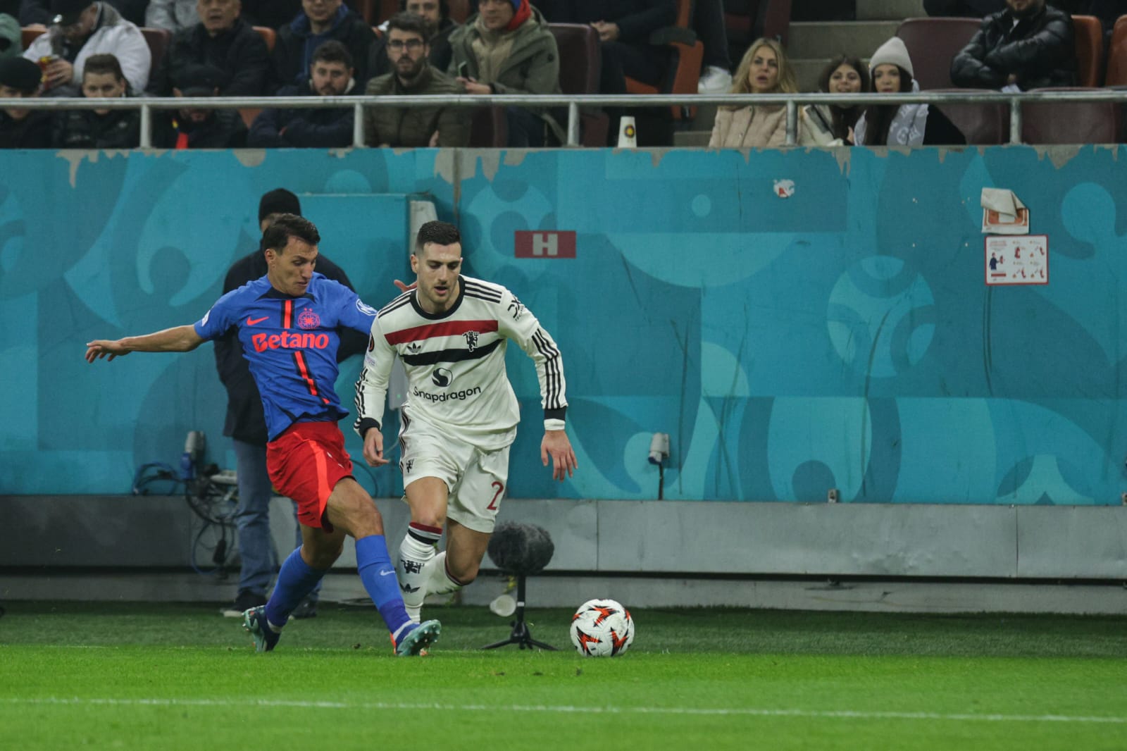 Ce făcea Dan Negru în timp ce FCSB pierdea cu Manchester United: „În loc să mă uit la meci”. Unde a fost prezentatorul TV