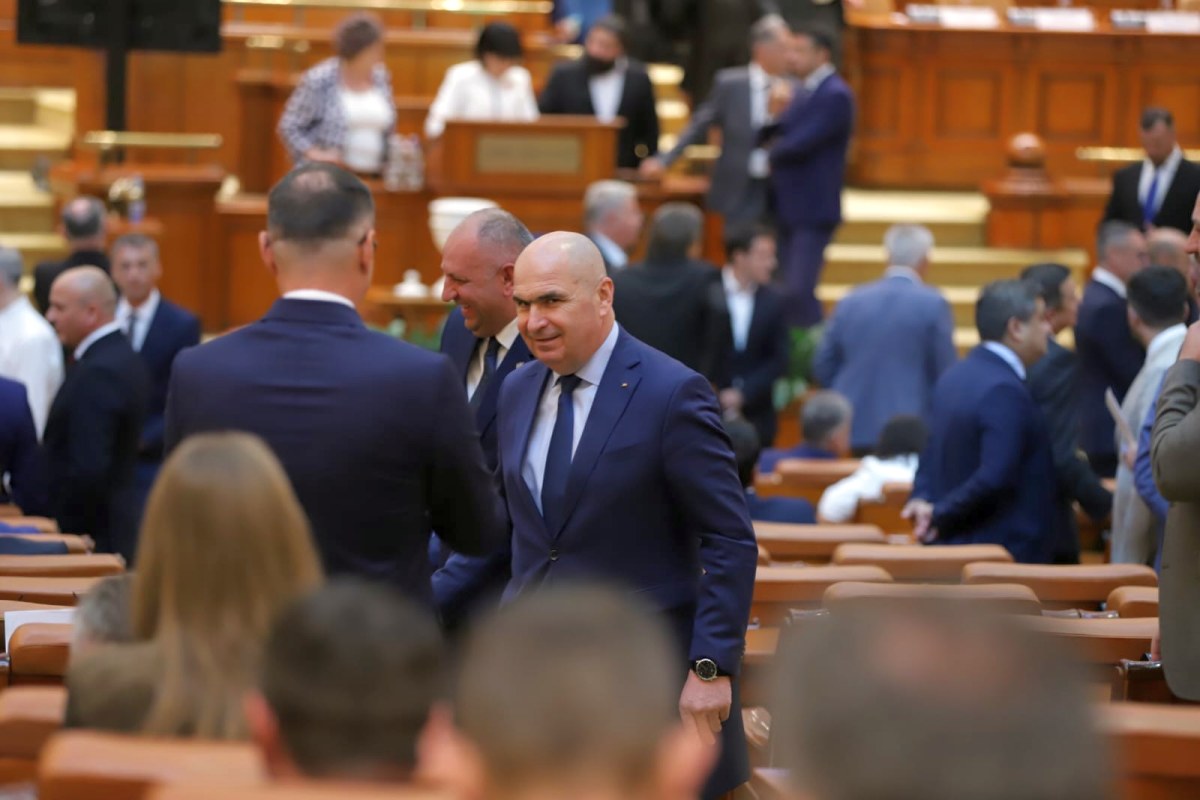 Toate cele patru moțiuni de cenzură depuse împotriva Guvernului Bolojan au fost respinse în Parlament. Ce urmează