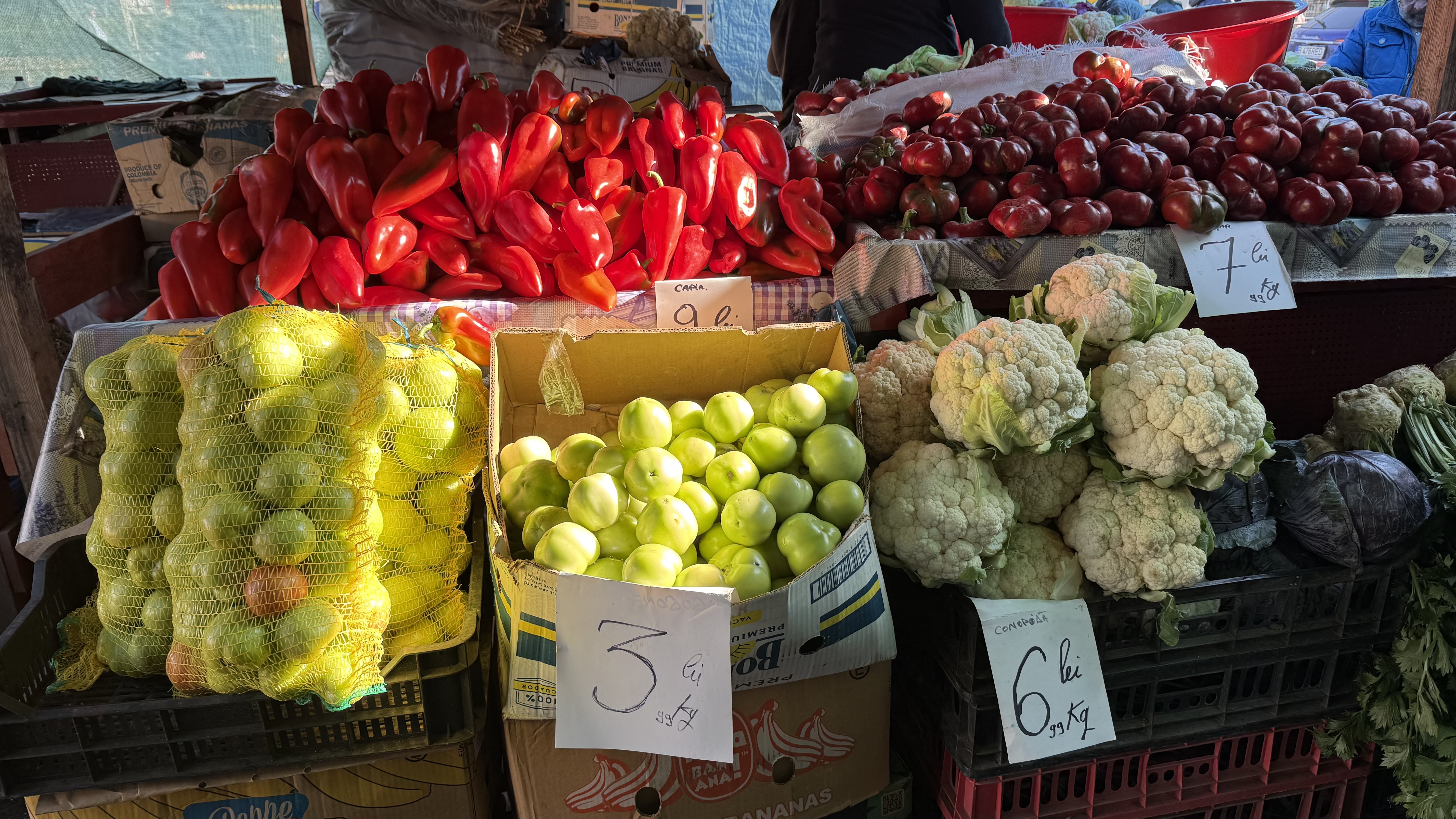 Murăturile din Piața Obor s-au scumpit mai mult decât carnea. „Cum să coste hreanul atât?! Rasolul de porc e la 14 lei în hală, am înnebunit?!”